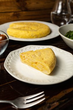 Tortilla de patata (İspanyol omleti), yumurta ve patatesten yapılan tipik bir İspanyol mutfağıdır.