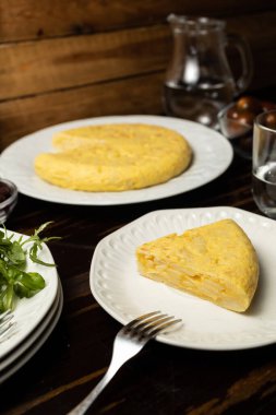 Tortilla de patata (İspanyol omleti), yumurta ve patatesten yapılan tipik bir İspanyol mutfağıdır.