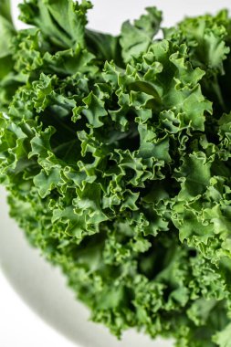 Beyaz arka planda bir demet taze lahana yaprağı.