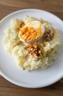 Atascaburras o brandada, morina, patates, sarımsak ve yumurtadan yapılan tipik İspanyol mutfağıdır.