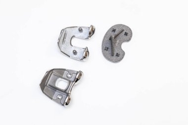 Çeşitli ortopedik diz protezlerinin yakın plan çekimlerinde diz eklemi ameliyatları için tasarlanmış farklı metal bileşenler sergileniyor..