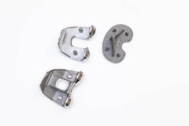 Çeşitli ortopedik diz protezlerinin yakın plan çekimlerinde diz eklemi ameliyatları için tasarlanmış farklı metal bileşenler sergileniyor..