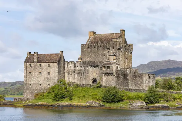 İskoçya 'daki Loch Duich Gölü' ne bakan Eilean Donan Şatosu
