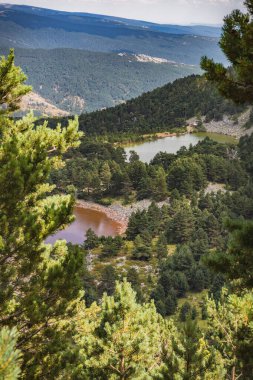 İspanya, Soria 'da bulunan Lagunas de Neila' nın çarpıcı hava manzarası. T