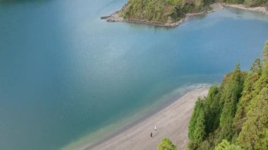 Lagoa do Fogo 'nun hava aracı görüntüleri. Miguel, Azores' deki nefes kesici volkanik krater gölü.
