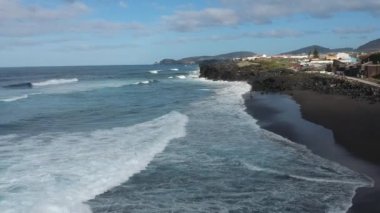 Santa Barbara sahilinin Azores Sao Miguel 'deki insansız hava aracı görüntüleri.