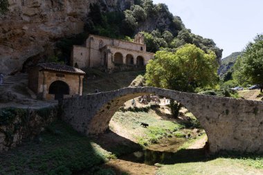 İspanya 'nın Tobera kentindeki tarihi taş köprü ve inziva alanının manzaralı manzarası.
