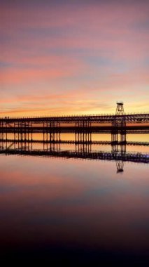 Huelva, İspanya 'daki Rio Tinto İskelesinde Günbatımının dikey videosu