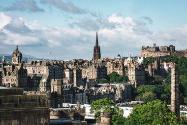 Calton Hill 'den tarihi yapılar ve şehir çatılarının yer aldığı Edinburgh' un ufuk çizgisinin nefes kesici panoramik manzarası.