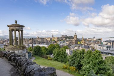 Calton Hill 'deki Dugald Stewart Anıtı' nın arka planında Edinburgh 'un çarpıcı manzarası var.