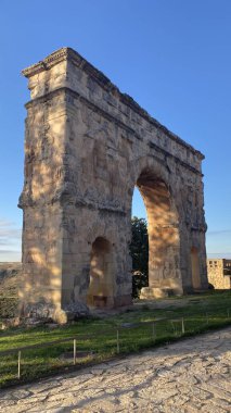 Medinaceli Roma Kemeri, etkileyici bir zafer kemeri, İspanya 'nın tarihi kenti Medinaceli, Kastilya ve Leon' da gururla duruyor..