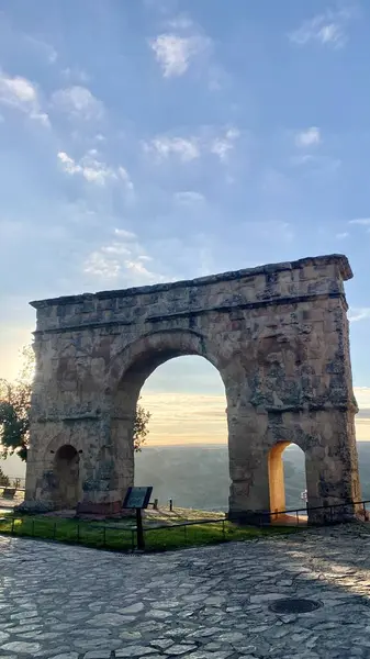 Medinaceli Roma Kemeri, etkileyici bir zafer kemeri, İspanya 'nın tarihi kenti Medinaceli, Kastilya ve Leon' da gururla duruyor..