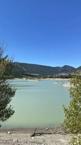 stock image The Embalse de Arguis is a serene reservoir located on the Isuela River, within the municipality of Arguis in Huesca, Spain.