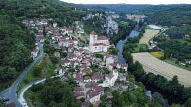 Saint-Cirq-Lapopie 'nin nefes kesici hava fotoğrafı, Lot departmanındaki büyüleyici bir komün, bir dron tarafından yakalandı. Bu pitoresk köy, saygın Les Plus Beaux Villages de France birliğinin bir parçasıdır..