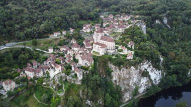 Saint-Cirq-Lapopie 'nin nefes kesici hava fotoğrafı, Lot departmanındaki büyüleyici bir komün, bir dron tarafından yakalandı. Bu pitoresk köy, saygın Les Plus Beaux Villages de France birliğinin bir parçasıdır..