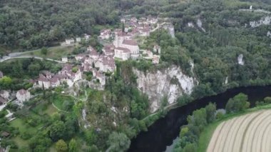 Fransa 'nın en güzel köylerinden biri olarak tanınan Lot departmanındaki ortaçağ köyü Saint-Cirq-Lapopie' nin nefes kesici güzelliğini görüntüler.