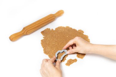 Yuvarlak yulaf ezmesi hamurundan kurabiye kesmek için kullanılan araba şeklindeki kurabiye kesicilerin genel görünümü, ev yapımı kurabiyeleri pişirmeye hazırlamak,