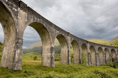 Glenfinnan Viyadük 'ünün ikonik bir görüntüsü, Harry Potter filmlerinde geçen 21 kemerli bir demiryolu köprüsü, Jakobit Buhar Treni' nin çarpıcı İskoç Highlands 'ta seyahat etmesi..