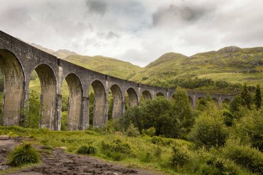 Glenfinnan Viyadük 'ünün ikonik bir görüntüsü, Harry Potter filmlerinde geçen 21 kemerli bir demiryolu köprüsü, Jakobit Buhar Treni' nin çarpıcı İskoç Highlands 'ta seyahat etmesi..