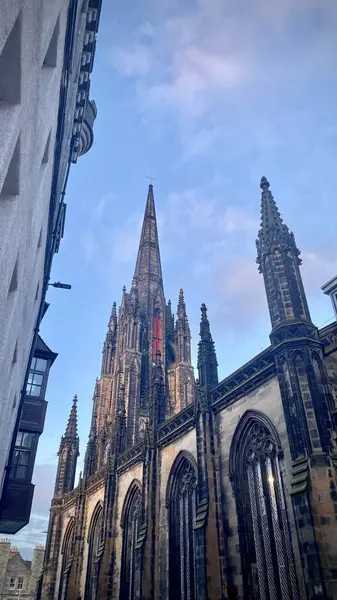 Royal Mile 'ın tepesinde yer alan Edinburgh' un merkezindeki The Hub 'un ikonik görüntüsü çarpıcı Gotik mimarisini gözler önüne seriyor.