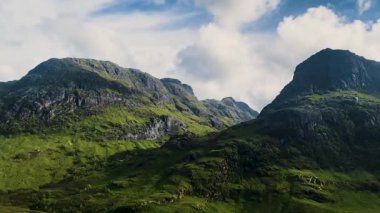 Glencoe 'nun dramatik vadilerinin ve engebeli dağlarının geniş panoramik videosu İskoç İskoçya manzarasının saf güzelliğini gözler önüne seriyor.