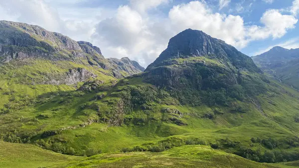 İskoçya 'nın dağlık bölgelerindeki engebeli tepeler ve geniş vadiler Glencoe' yu tanımlar. Doğal güzellik ve yalnızlıkla dolu çarpıcı bir manzara.