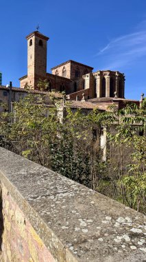 Güneşli bir günde Siguenza 'daki Santa Maria Katedrali' nin yan perspektifi. Guadalajara. İspanya