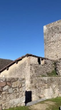 İspanya, Salamanca 'daki Montemayor del Ro Castle' ın büyüleyici bir videosu. Ortaçağ cazibesini, tarihi mimarisini ve pitoresk çevresini keşfedin..