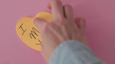 El Kağıtları Sevgi ve Sevgi Mesajlarıyla Yerleştiriliyor