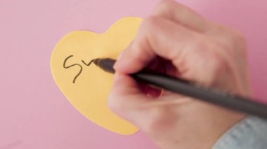 Sarı Kalp Şekilli Post-it 'e 