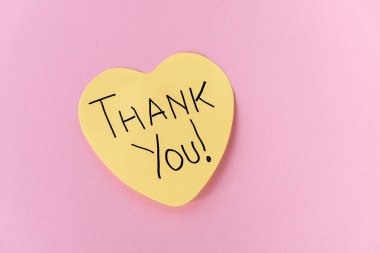 Tek bir sarı, kalp şeklinde, üzerinde 