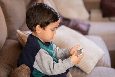 Akıllı Telefon Kullanan, Dijital Dünyayı Keşfeden Küçük Çocuk