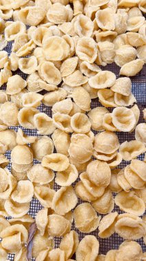 Bari, Puglia 'nın geleneksel spesiyalitelerinden taze yapılmış orkide makarnası. Arco Basso' da yerel kadınlar tarafından yapıldı.