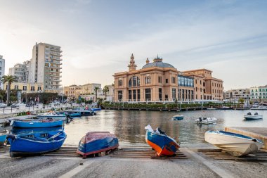 Porto Vecchio 'nun Bari, Puglia' daki güzel manzarası, geleneksel balıkçı tekneleri ve Adriyatik Denizi ile tarihi limanın cazibesini gözler önüne seriyor..