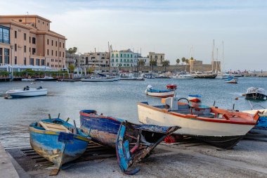 Porto Vecchio 'nun Bari, Puglia' daki güzel manzarası, geleneksel balıkçı tekneleri ve Adriyatik Denizi ile tarihi limanın cazibesini gözler önüne seriyor..