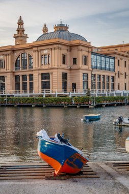Bari 'deki Porto Vecchio' ya demirleyen küçük ahşap balıkçı tekneleri Puglia, İtalya 'nın deniz geleneklerini yansıtan tarihi bir liman.