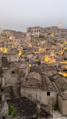 Sassi di Matera 'nın Panoramik Günbatımı Videosu, İtalya Tarihi Mağara Şehri