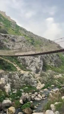İtalya 'nın Matera kentindeki Tibet Köprüsü' nün Murgia Parkı 'na açılan kapısının panoramik videosu