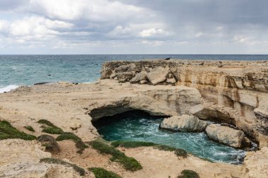 İtalya 'nın Lecce kentinden birkaç kilometre uzakta nefes kesici bir doğal havuz olan Şiir Mağarası' nın (Grotta della Poesia) nefes kesici bir görüntüsü.