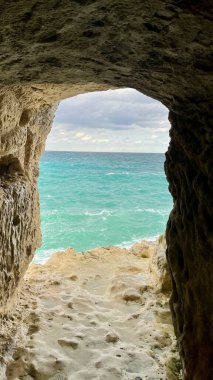 İtalya 'nın Lecce kentinden sadece birkaç kilometre uzaklıktaki çarpıcı bir doğal havuz olan Şiir Mağarası' nın (Grotta della Poesia) manzarası