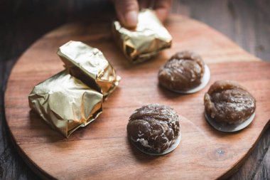 Ahşap bir yüzeyde geleneksel kestane ağacından bir cam kaplama, bu güzel mevsimlik şekerin parlak dokusunu ve zengin rengini gösteriyor.