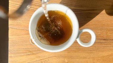 Rahatlatıcı ve sindirimli bitkisel enfüzyon bir kâsede servis edilir.