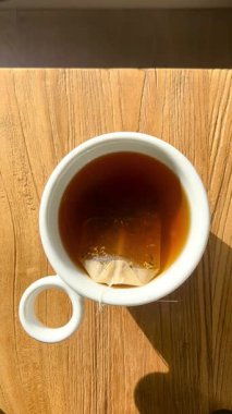 Rahatlatıcı ve sindirimli bitkisel enfüzyon bir kâsede servis edilir.