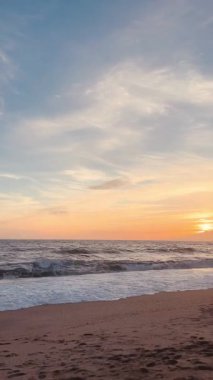 Playa de la Fabriquilla 'da Altın Gün Batımı Cabo de Gata, Almera, İspanya