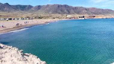 Cabo de Gata, Almera, İspanya 'daki Los Escullos' taki El Arco Sahili Manzarası