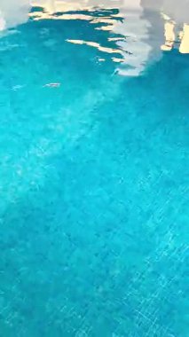 Turkuaz Mavi Su Bir Havuzda Nazikçe Dalgalanıyor Rahatlatıcı ve Huzurlu Bir Atmosfer Oluşturuyor