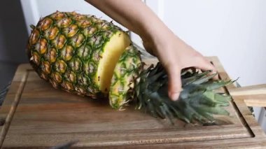 Mükemmel olgunlaşmış Pineapple Açılıyor Sulu ve Tatlı Tropikal Meyveye