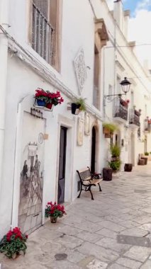 Güney İtalya 'da Locorotondo' nun Beyaz Sokakları 'nda Huzurlu bir günde