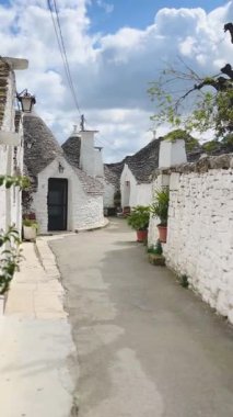 Geleneksel Trulli Evleri 'ni andıran Alberobello, İtalya Sokakları' nda Yürüyüş