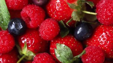 Taze Çilek, Ahududu, Yabanmersini ve Nane Yaprakları 'nın Renkli Doğal Ayarlarda Yakın Çekim Videosu